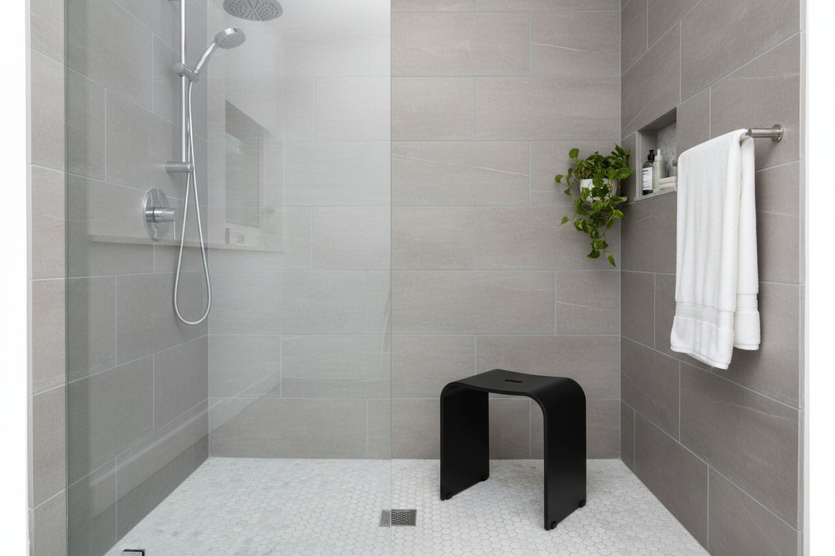 Smedbo LIVING Duschhocker 407 – Plexiglas, rutschsicher, 44 cm Sitzhöhe – Schwarz oder Weiß matt