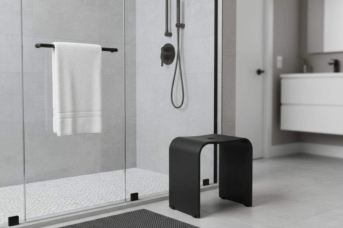 Smedbo LIVING Duschhocker 407 – Plexiglas, rutschsicher, 44 cm Sitzhöhe – Schwarz oder Weiß matt