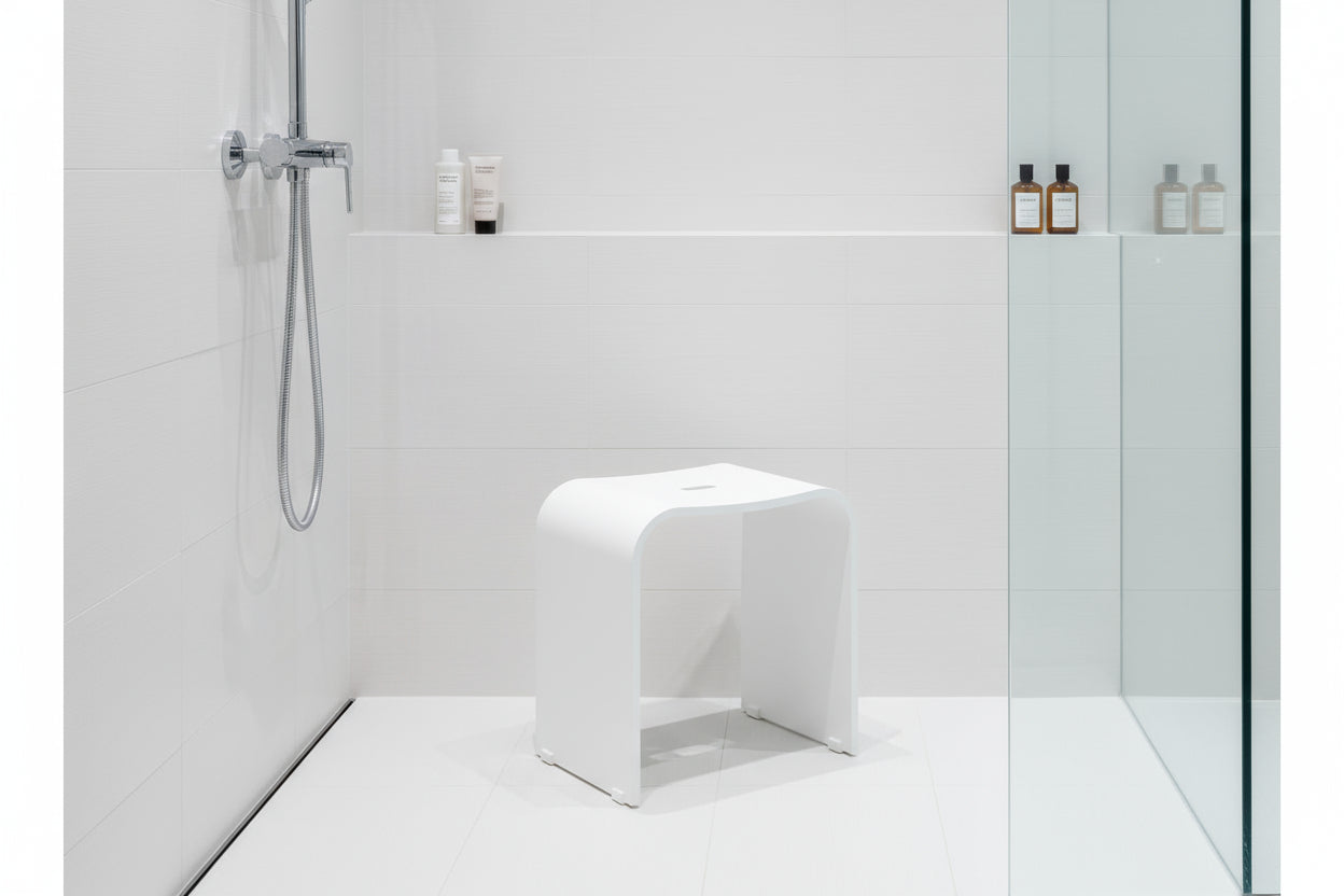 Smedbo LIVING Duschhocker 407 – Plexiglas, rutschsicher, 44 cm Sitzhöhe – Schwarz oder Weiß matt