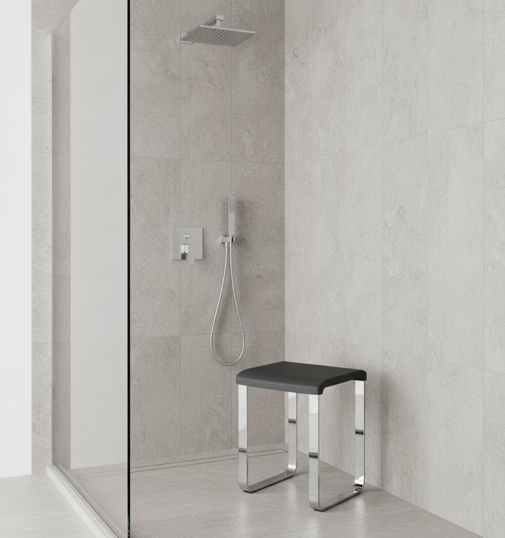 Smedbo LIVING Duschhocker FK406/FK416 – Aluminium verchromt, 48 cm Sitzhöhe – Weiß oder Grau