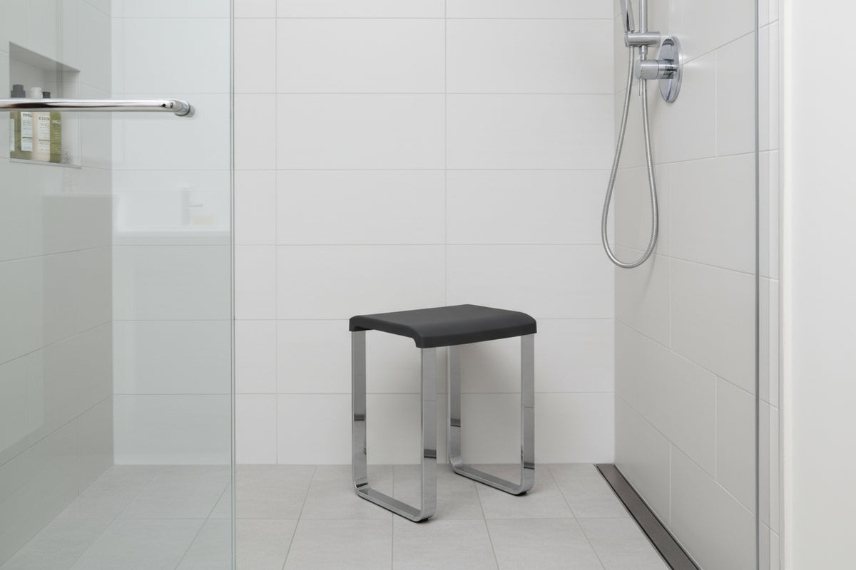 Smedbo LIVING Duschhocker FK406/FK416 – Aluminium verchromt, 48 cm Sitzhöhe – Weiß oder Grau