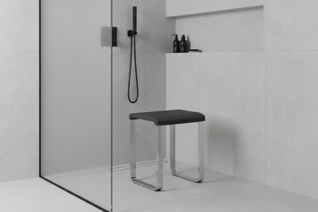 Smedbo LIVING Duschhocker FK406/FK416 – Aluminium verchromt, 48 cm Sitzhöhe – Weiß oder Grau