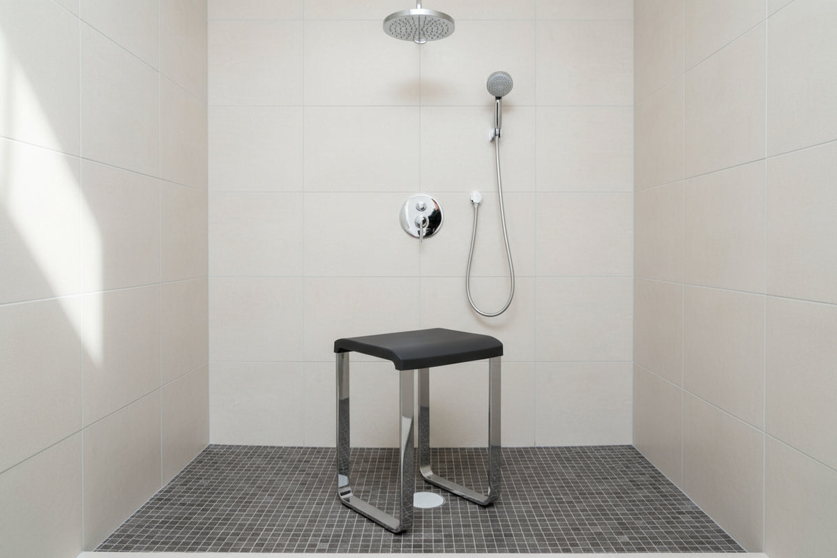 Smedbo LIVING Duschhocker FK406/FK416 – Aluminium verchromt, 48 cm Sitzhöhe – Weiß oder Grau