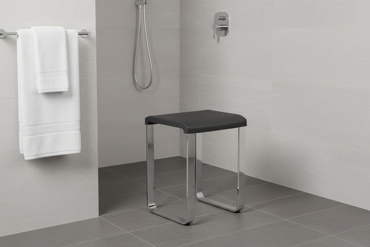 Smedbo LIVING Duschhocker FK406/FK416 – Aluminium verchromt, 48 cm Sitzhöhe – Weiß oder Grau