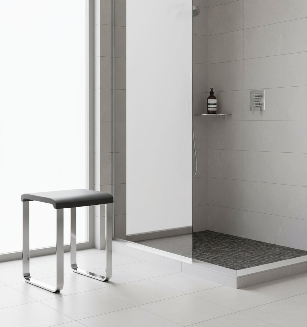 Smedbo LIVING Duschhocker FK406/FK416 – Aluminium verchromt, 48 cm Sitzhöhe – Weiß oder Grau