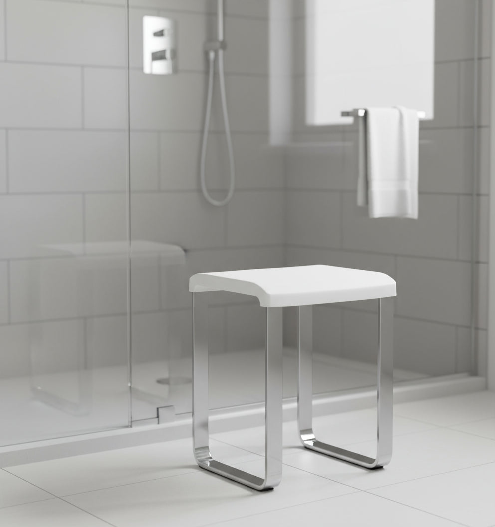 Smedbo LIVING Duschhocker FK406/FK416 – Aluminium verchromt, 48 cm Sitzhöhe – Weiß oder Grau