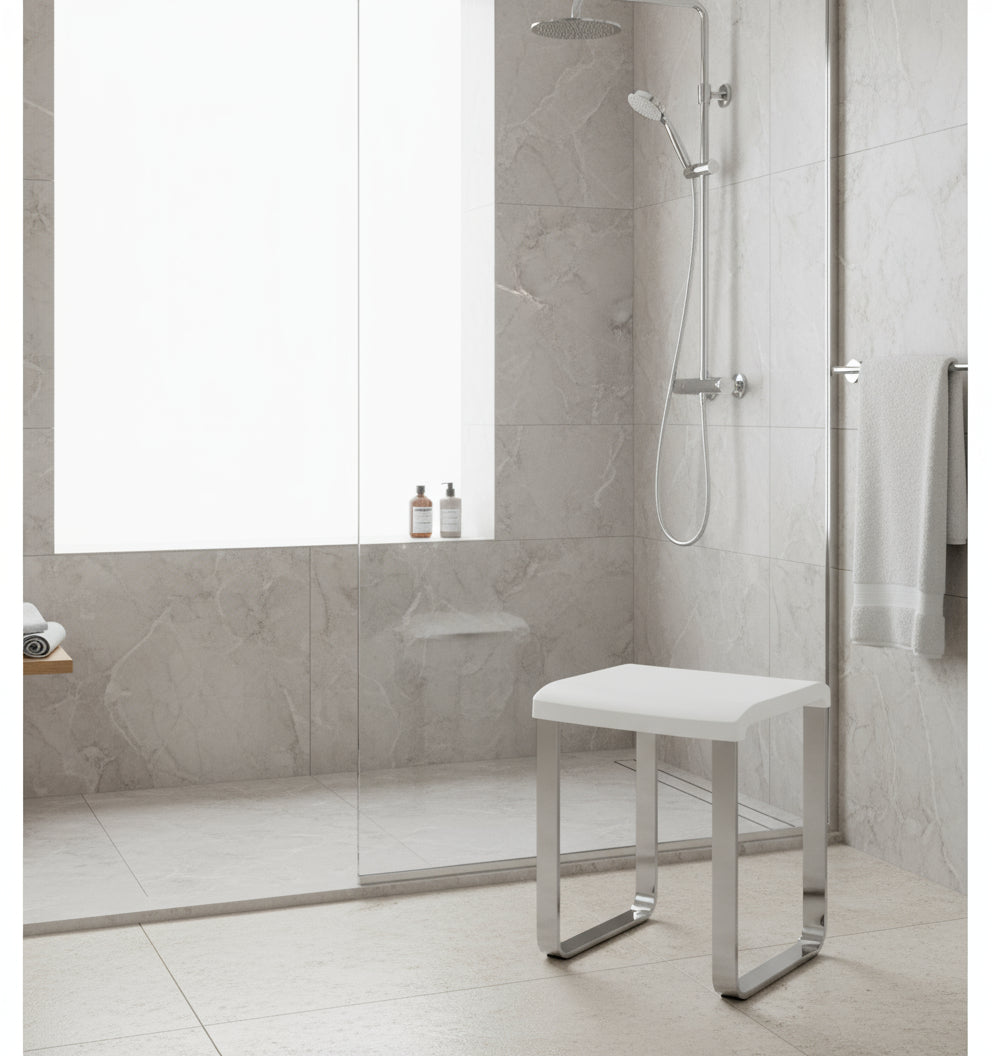 Smedbo LIVING Duschhocker FK406/FK416 – Aluminium verchromt, 48 cm Sitzhöhe – Weiß oder Grau