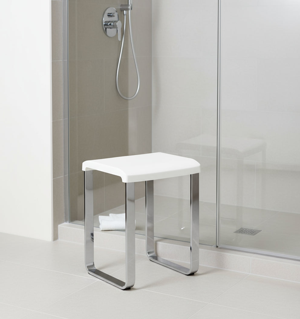 Smedbo LIVING Duschhocker FK406/FK416 – Aluminium verchromt, 48 cm Sitzhöhe – Weiß oder Grau