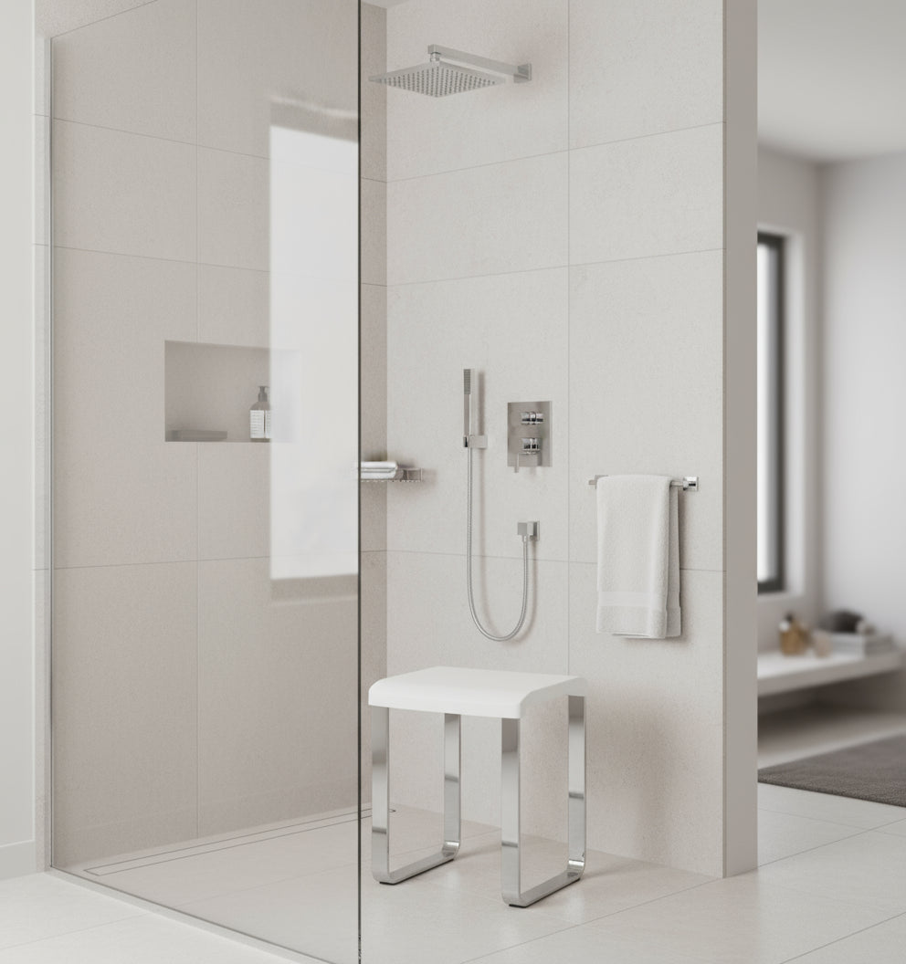Smedbo LIVING Duschhocker FK406/FK416 – Aluminium verchromt, 48 cm Sitzhöhe – Weiß oder Grau