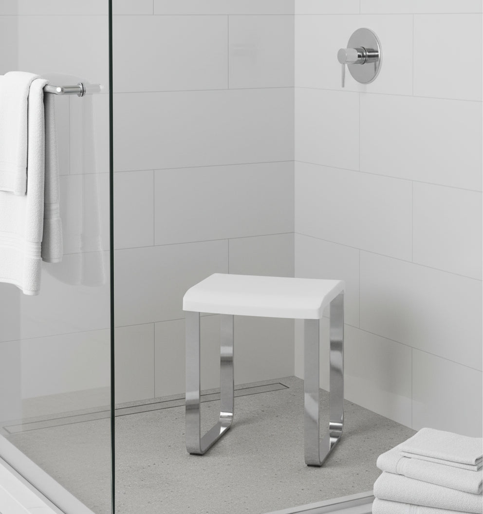 Smedbo LIVING Duschhocker FK406/FK416 – Aluminium verchromt, 48 cm Sitzhöhe – Weiß oder Grau