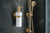 Seifenspender Wandmodell – Gold gebürstet & Porzellan, 200 ml