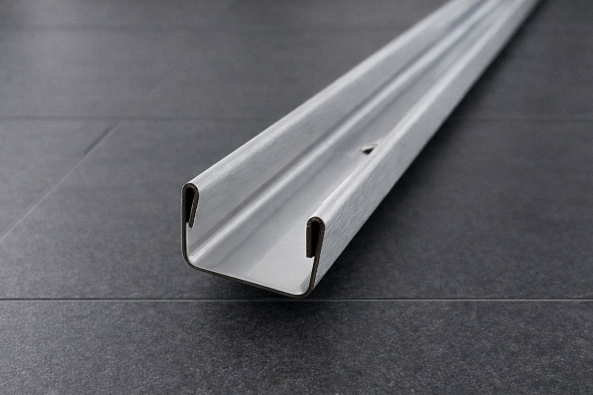 U-Wandprofil auf Fliesenwand für feststehende Glasabtrennung; Art.Nr. 32000