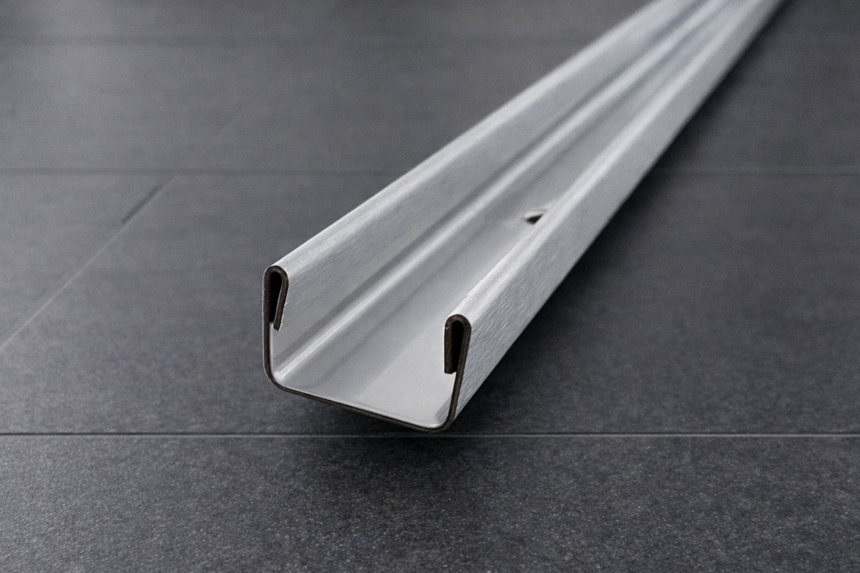 U-Wandprofil auf Fliesenwand für feststehende Glasabtrennung; Art.Nr. 32000