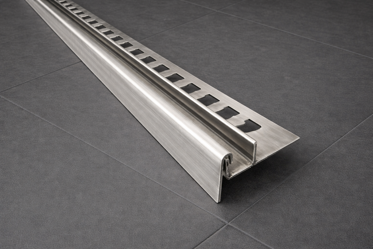 Fliesen-U-Winkelprofil "Slimline" mit Gefällekeil für Duschboden – Edelstahl K220 gebürstet – Art.Nr. GPDU