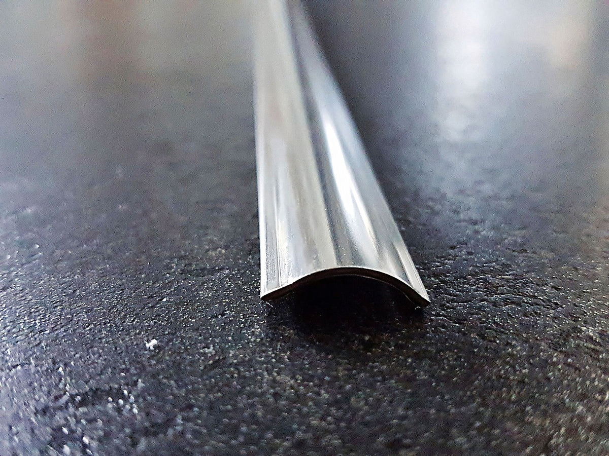 Flaches Schwallprofil aus Edelstahl 3D-poliert, 15 x 5 mm, Art.Nr. ILE3D, Ansicht auf die Stirnseite