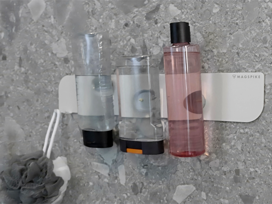 MagSpike | Die magnetische Aufhängung für Duschgel und Shampoo an Wandplatte