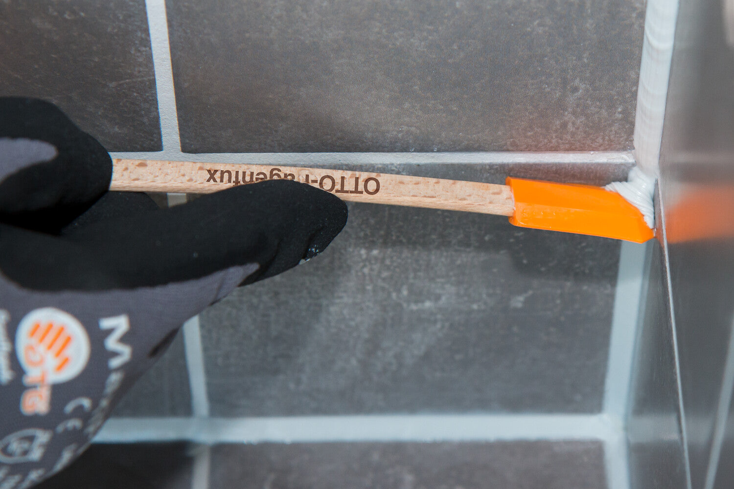 OTTO Fugenfux Multitool in der Anwendung