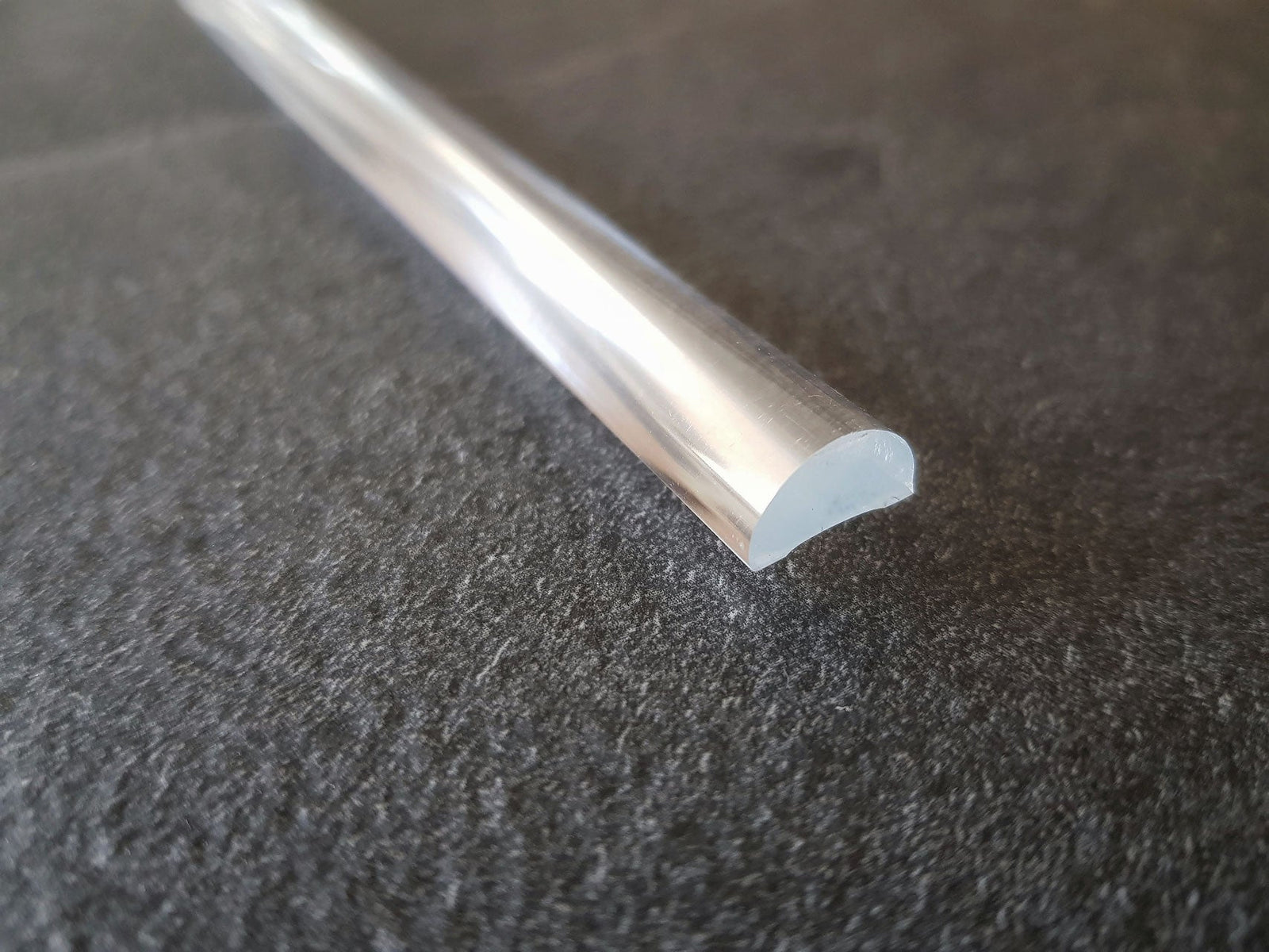 Plexi-Halbrundstab als Schwallprofil – Transparent und flexibel – Art.Nr. 8001/8010