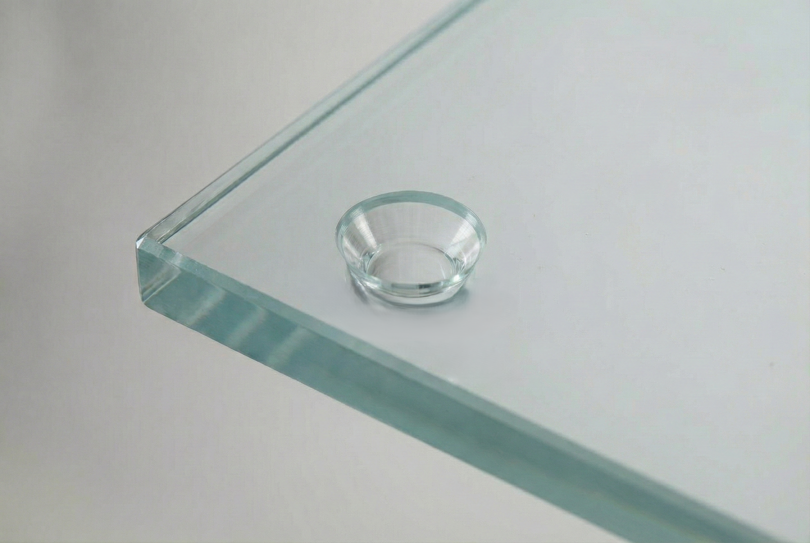 konische Senklochbohrung im Glas