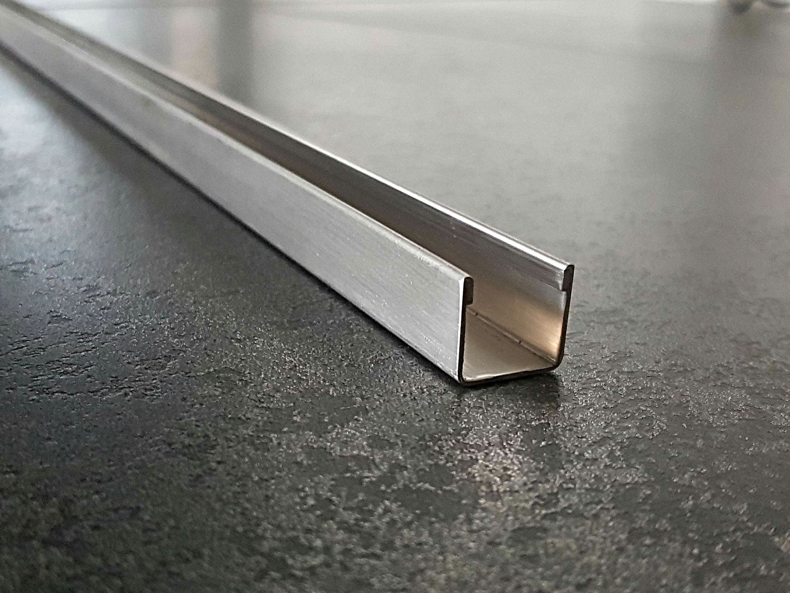 Edelstahl-U-Wandprofil für 8 und 10 mm Glas – Höhe 15 mm – K220 matt oder 3D-poliert – Art.Nr. UB15