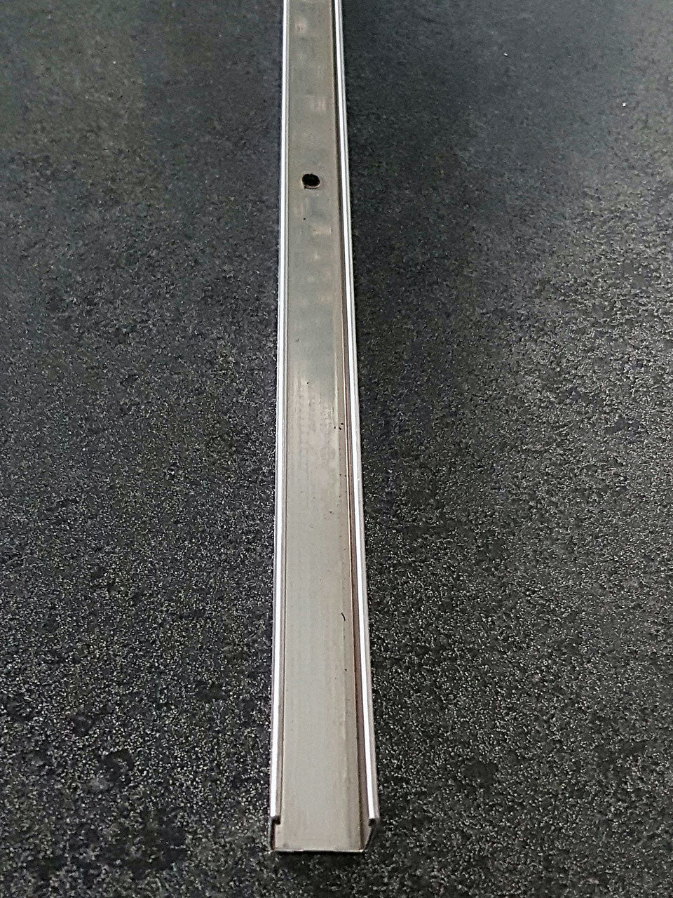 Edelstahl-U-Wandprofil für 8 und 10 mm Glas – Höhe 15 mm – K220 matt oder 3D-poliert – Art.Nr. UB15