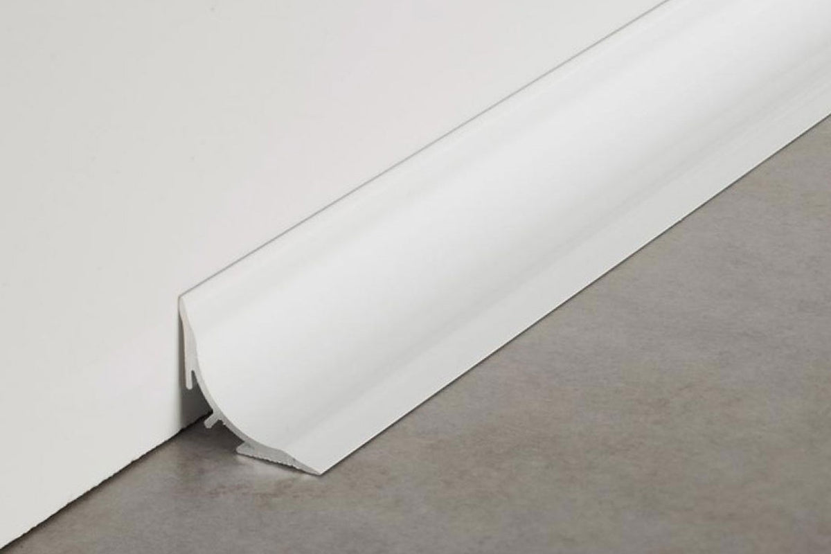 Weißes Aluminium-Hohlkehlprofil mit antibakterieller Beschichtung als Wand-Boden-Anschluss