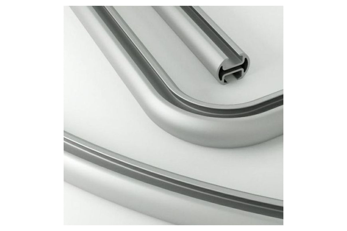 Aluminium-Profil der Duschvorhangstange L-Form am Bogen, angeschnitten mit sichtbarem Innenlaufrohr
