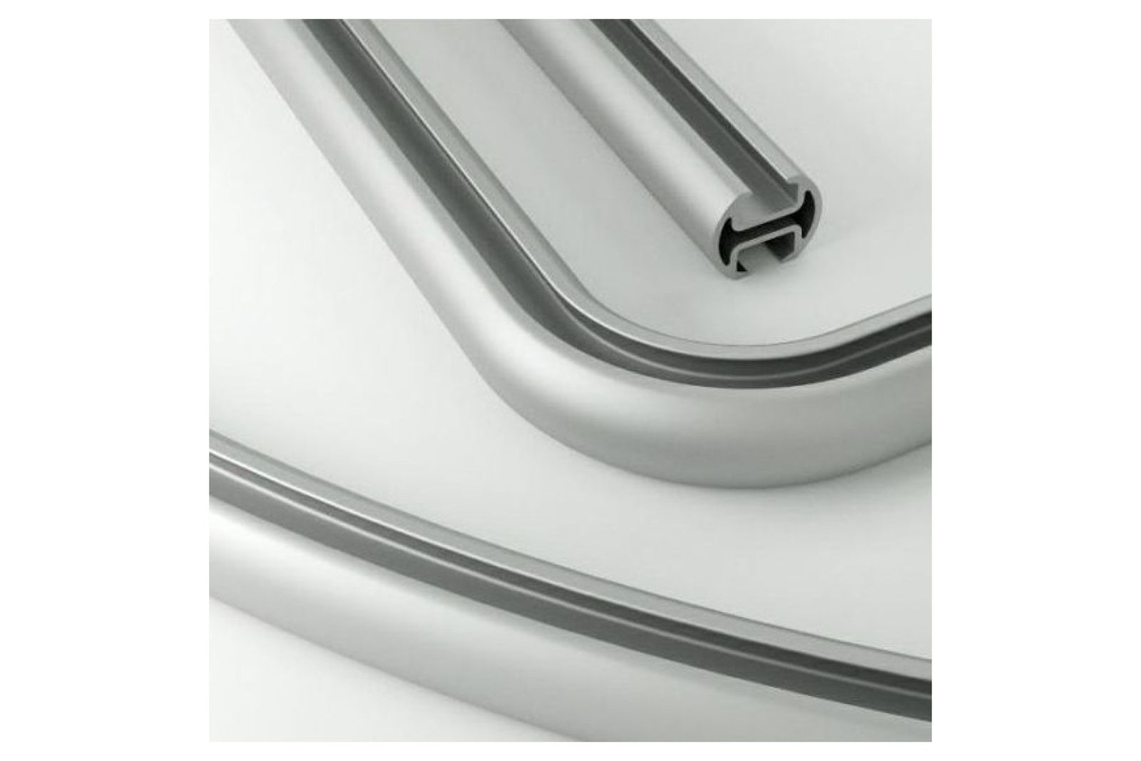 Aluminium-Profil der Duschvorhangstange L-Form am Bogen, angeschnitten mit sichtbarem Innenlaufrohr