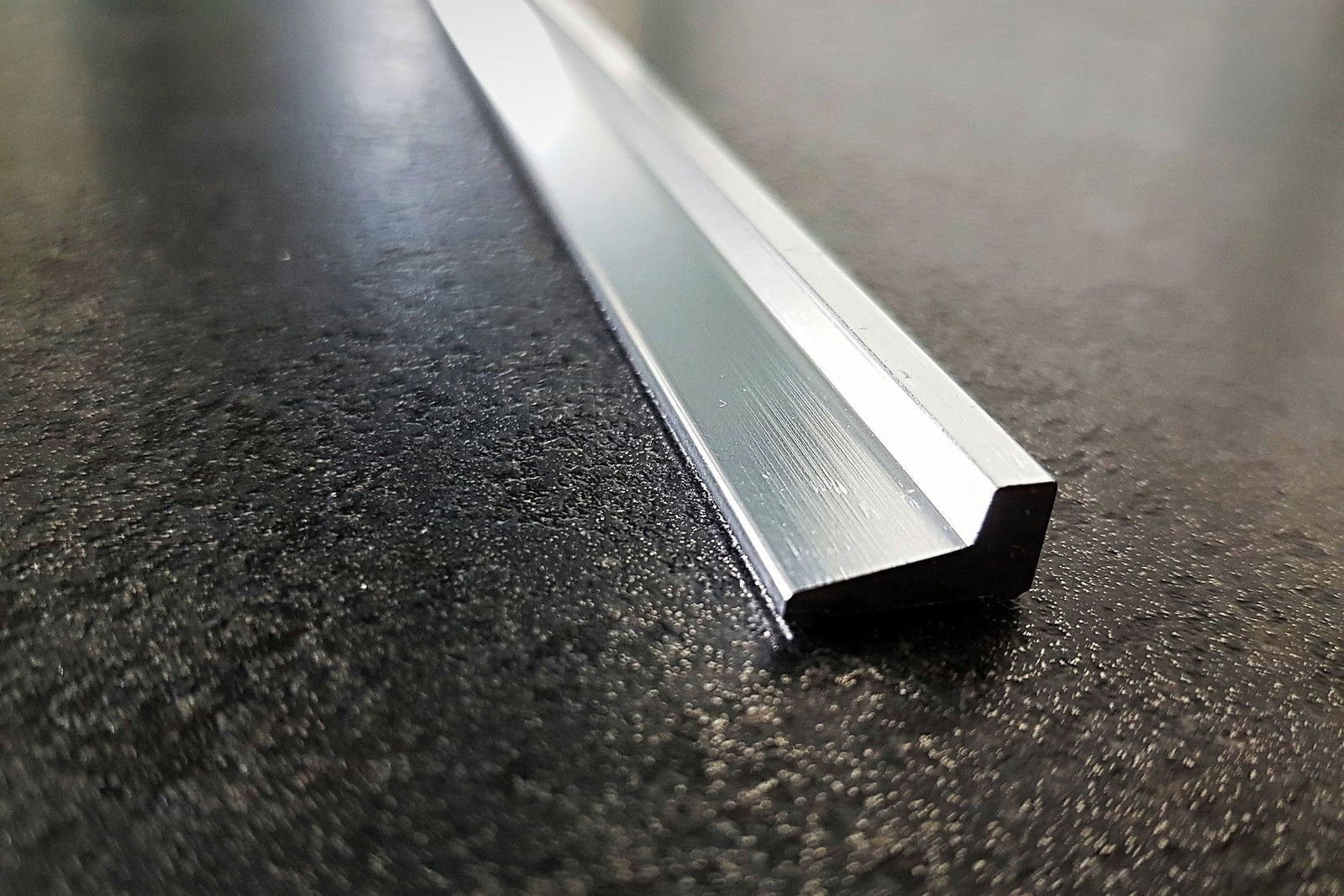 Schwallschutzprofil 8x15 mm, Aluminium glänzend, 100 oder 200 cm, Art.Nr. 52.05.0010