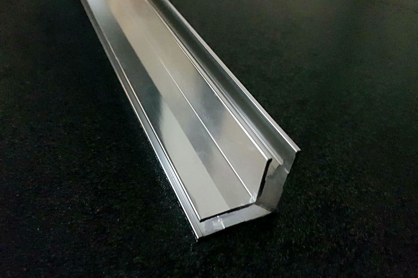 Alu-U-Eckprofil 90° für 8 mm Glas, Silikonverklebung innen, 2000 mm, Art.Nr. 74132