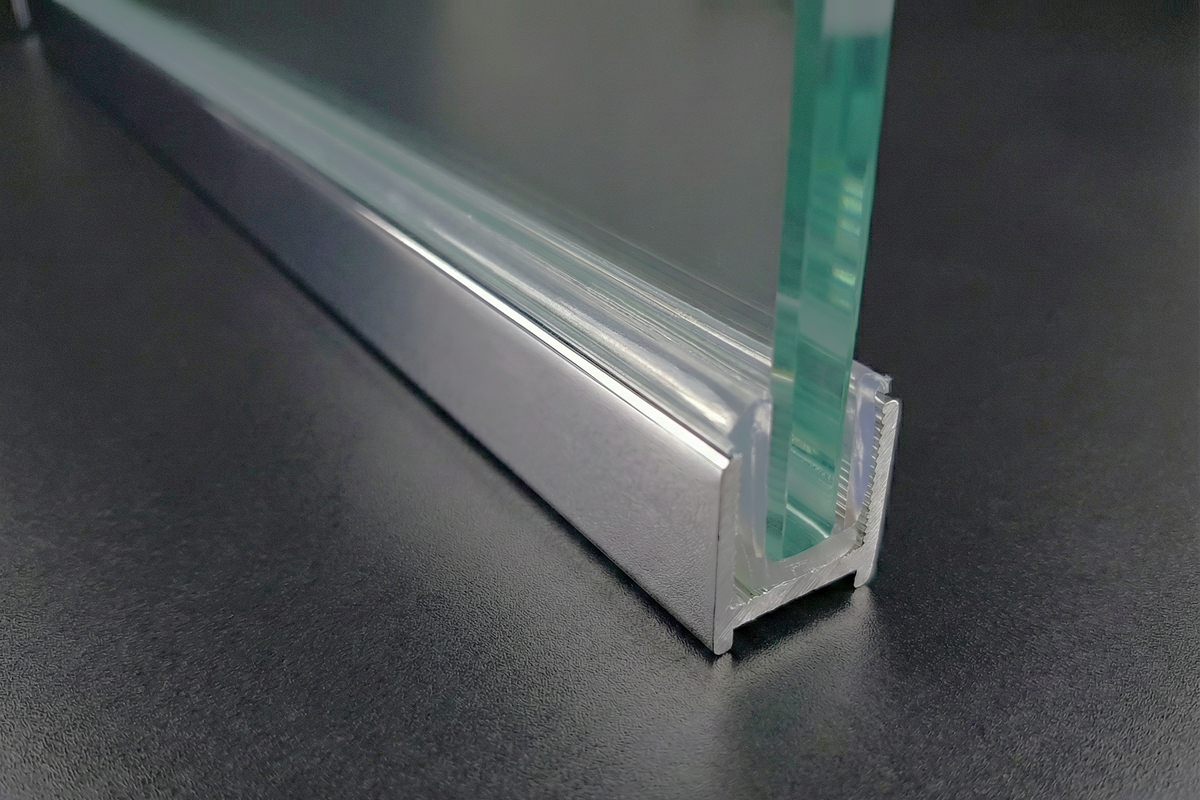 Alu U-Profil mit L-Vinyl und Kederstab, silikonfreie Befestigung für 8 oder 10 mm Glas – Art.Nr. DUC