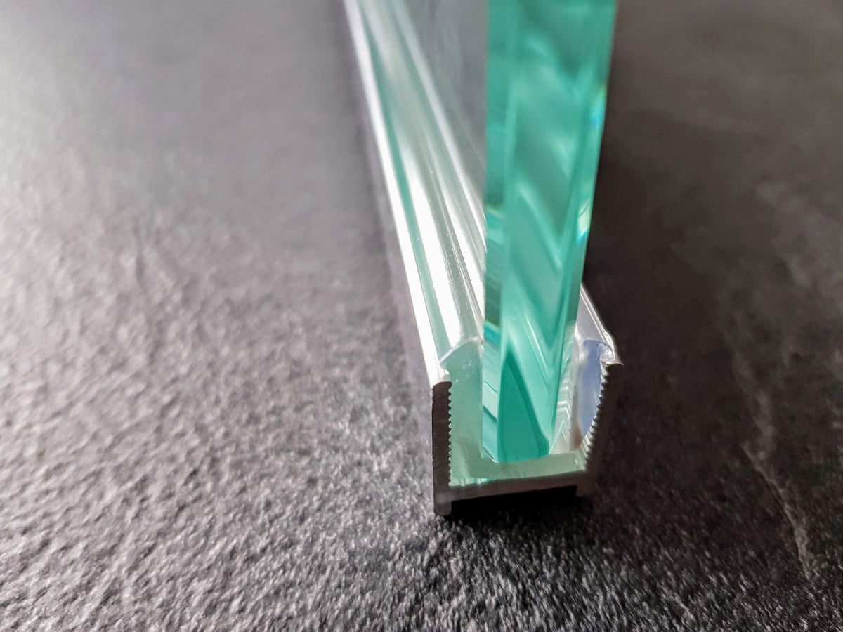 Alu U-Profil mit L-Vinyl und Kederstab, silikonfreie Befestigung für 8 oder 10 mm Glas – Art.Nr. DUC