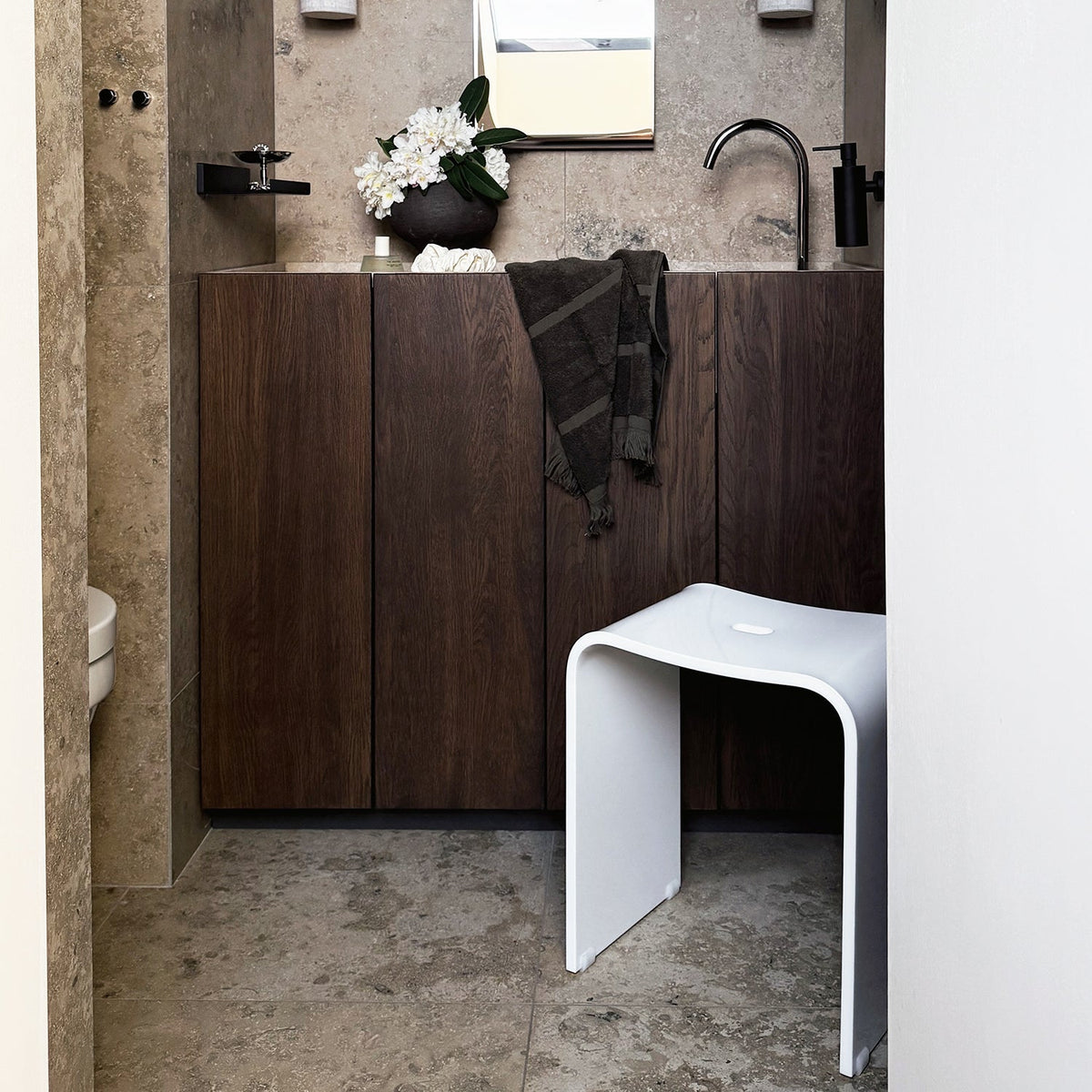 Smedbo LIVING Duschhocker 407 Weiß am Waschtisch, Plexiglas, 44 cm Sitzhöhe, bis 120 kg