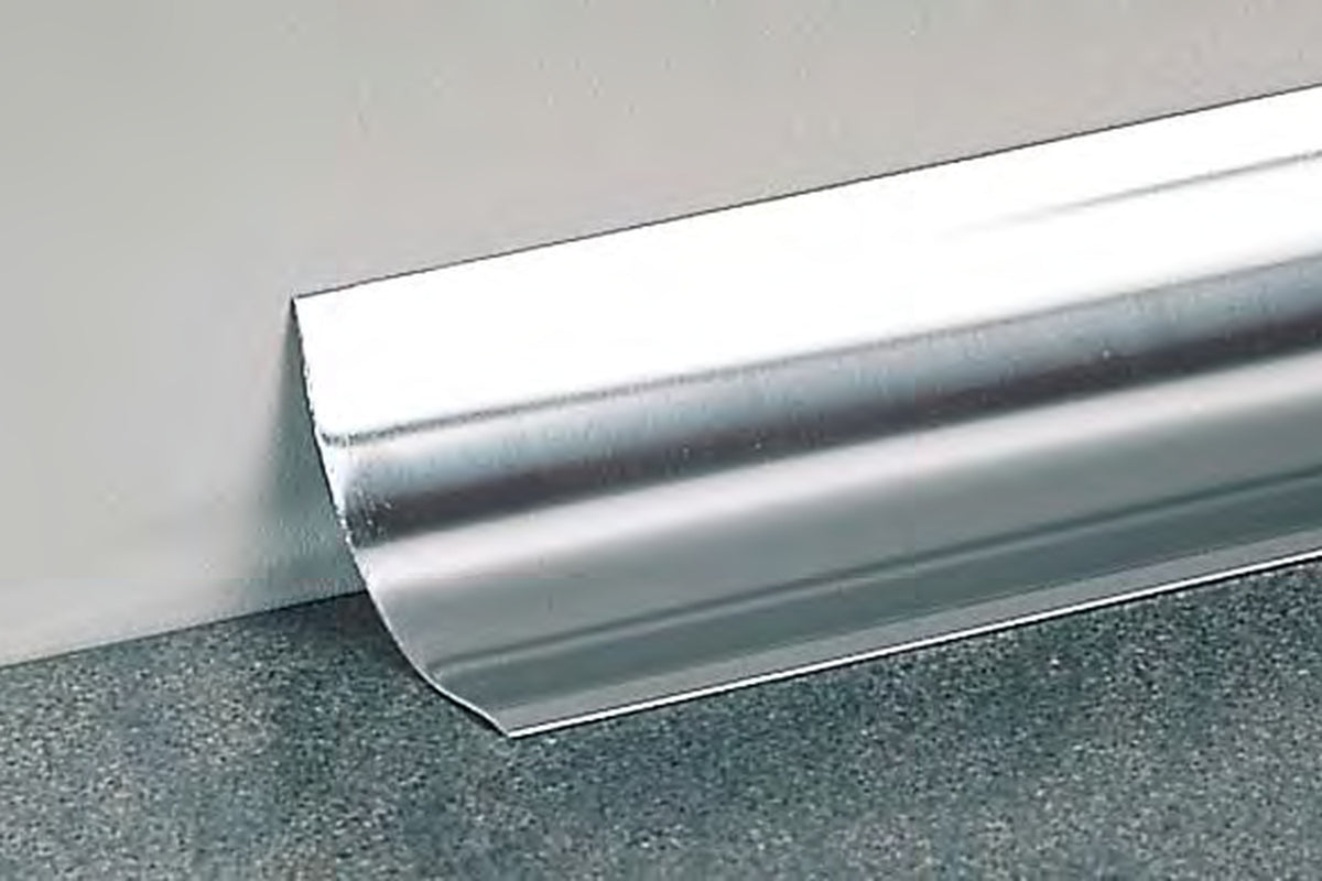 Edelstahl-Hohlkehlprofil AISI 304 als glänzender Wand-Boden-Anschluss auf fertigem Bodenbelag