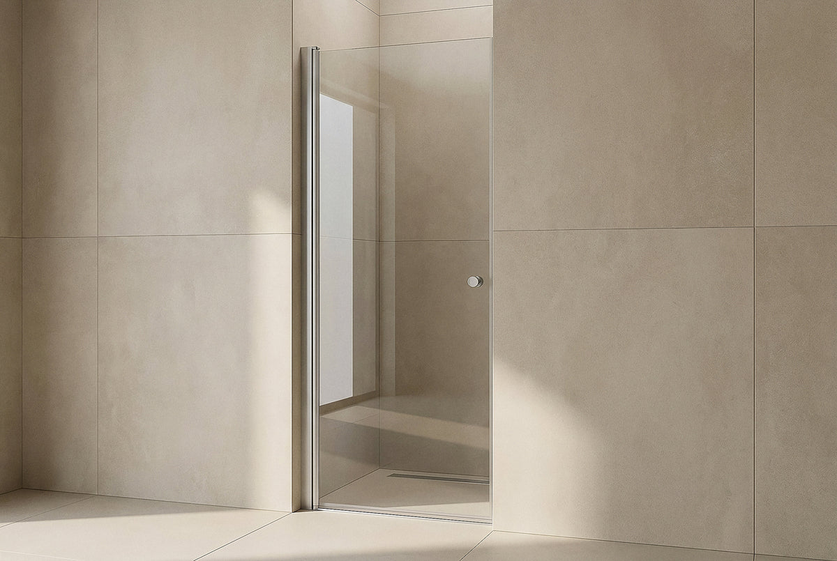 Match Drehtür für die Nische mit klarem 6 mm ESG-Glas und satiniertem Aluminium-Wandprofil, in einer hell gefliesten Duschnische montiert