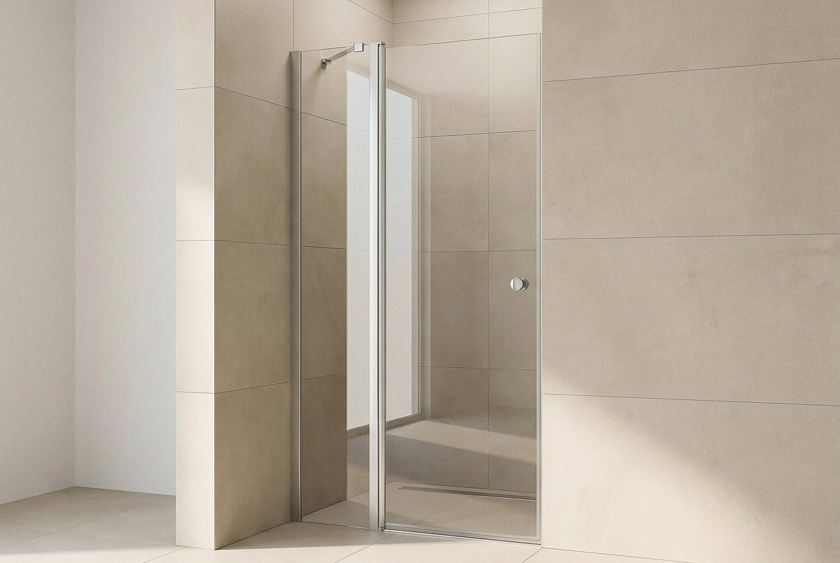 Match Drehtür mit festem Glas-Seitenteil für die Nische, klares 6 mm ESG-Glas und satiniertes Aluminium-Wandprofil, in einer hell gefliesten Duschnische montiert
