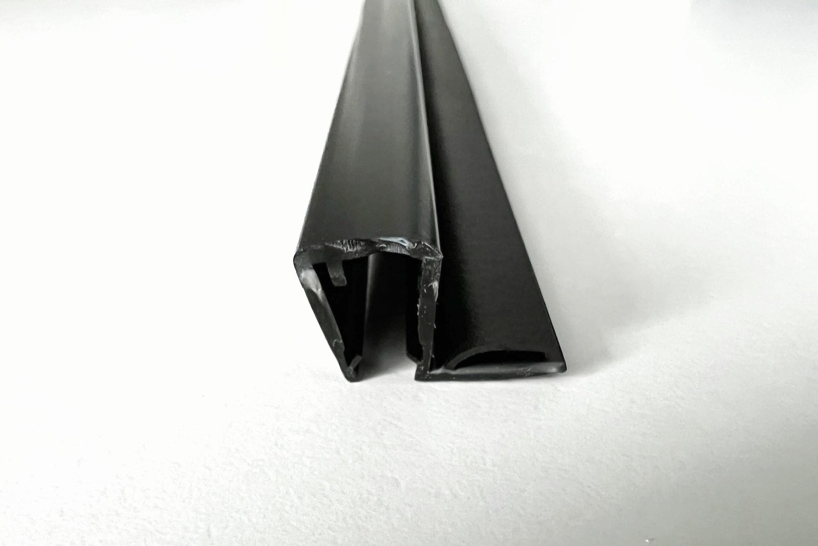 Schwarze Anschlagdichtung 90° ohne Magnet, Spaltmaß 4-8 mm, Art.Nr. 5050-B