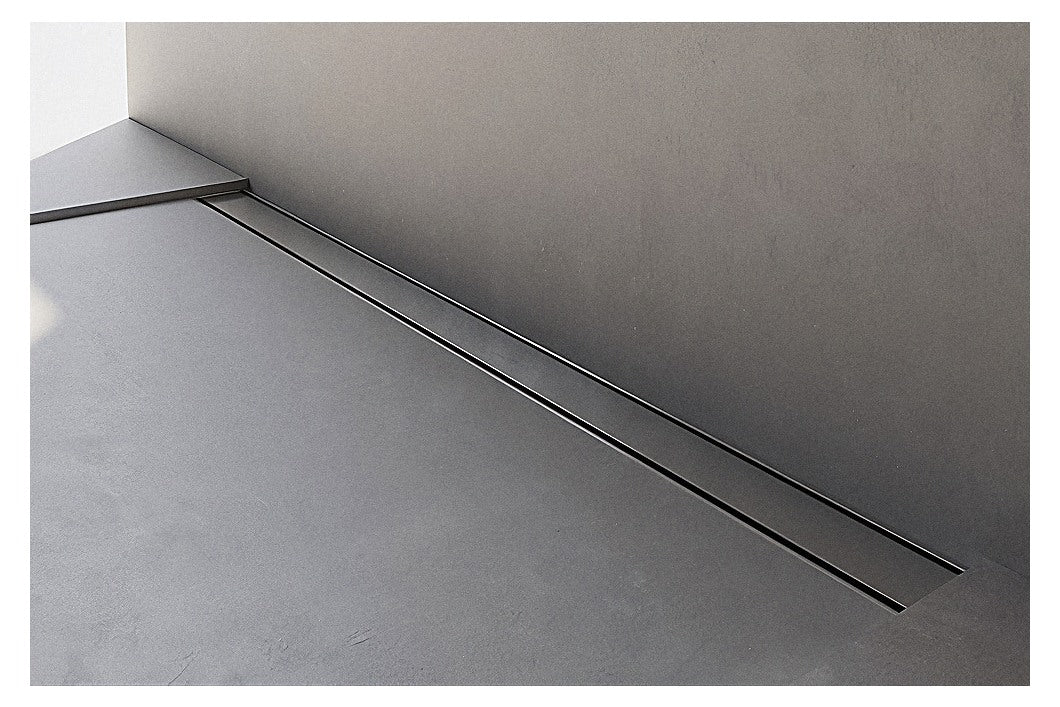 FORMAT Tec Flex-W Duschrinne aus gebürstetem Edelstahl, an der Wand einer bodengleichen Dusche verlegt