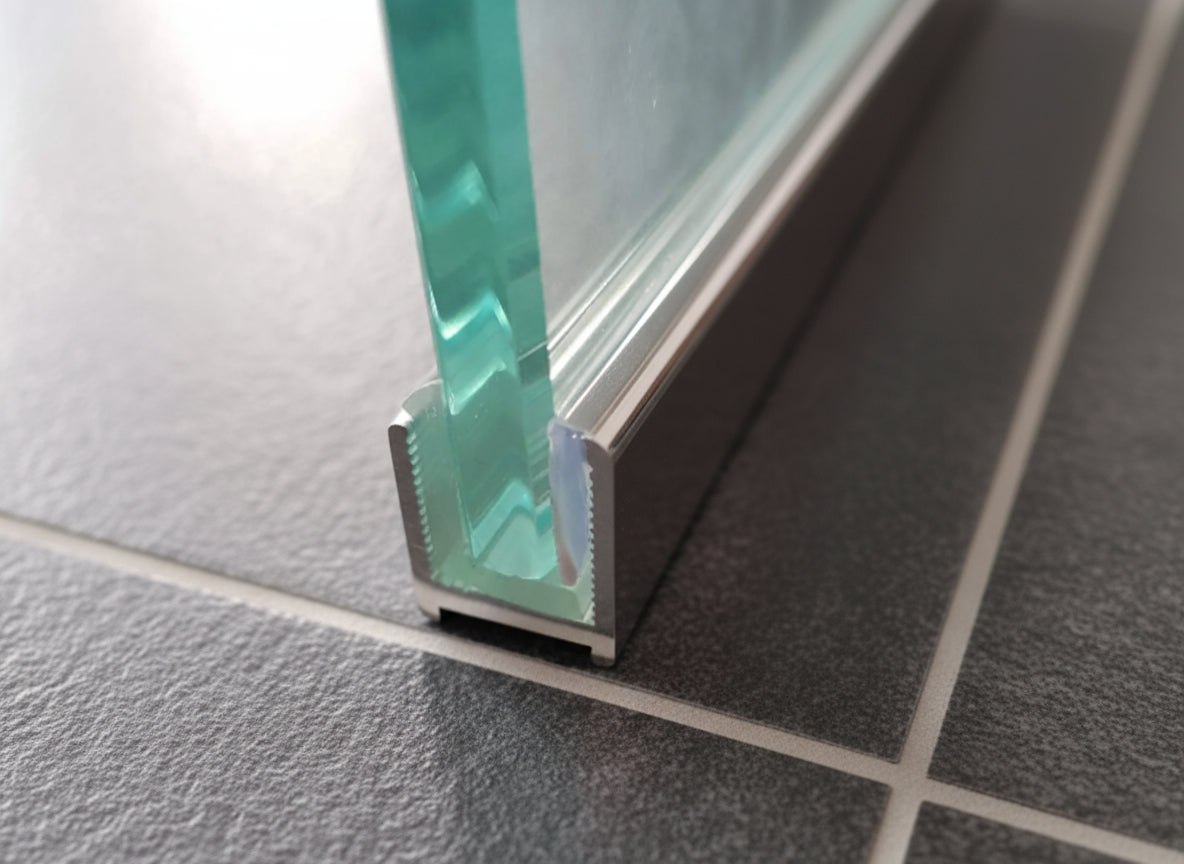 Alu U-Profil mit L-Vinyl und Kederstab, silikonfreie Befestigung für 8 oder 10 mm Glas – Art.Nr. DUC