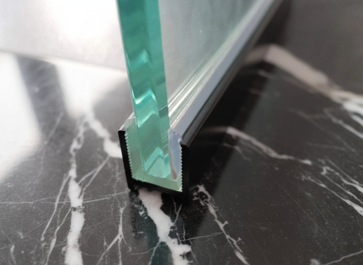 Alu U-Profil mit L-Vinyl und Kederstab, silikonfreie Befestigung für 8 oder 10 mm Glas – Art.Nr. DUC