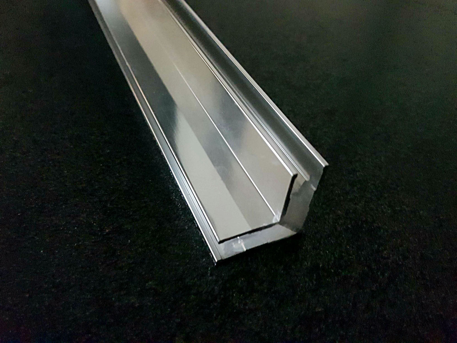 Alu-U-Eckprofil 90 Grad für 8 mm Glas zur innenseitigen Silikonverklebung, 2000 mm, Art.Nr. 74132