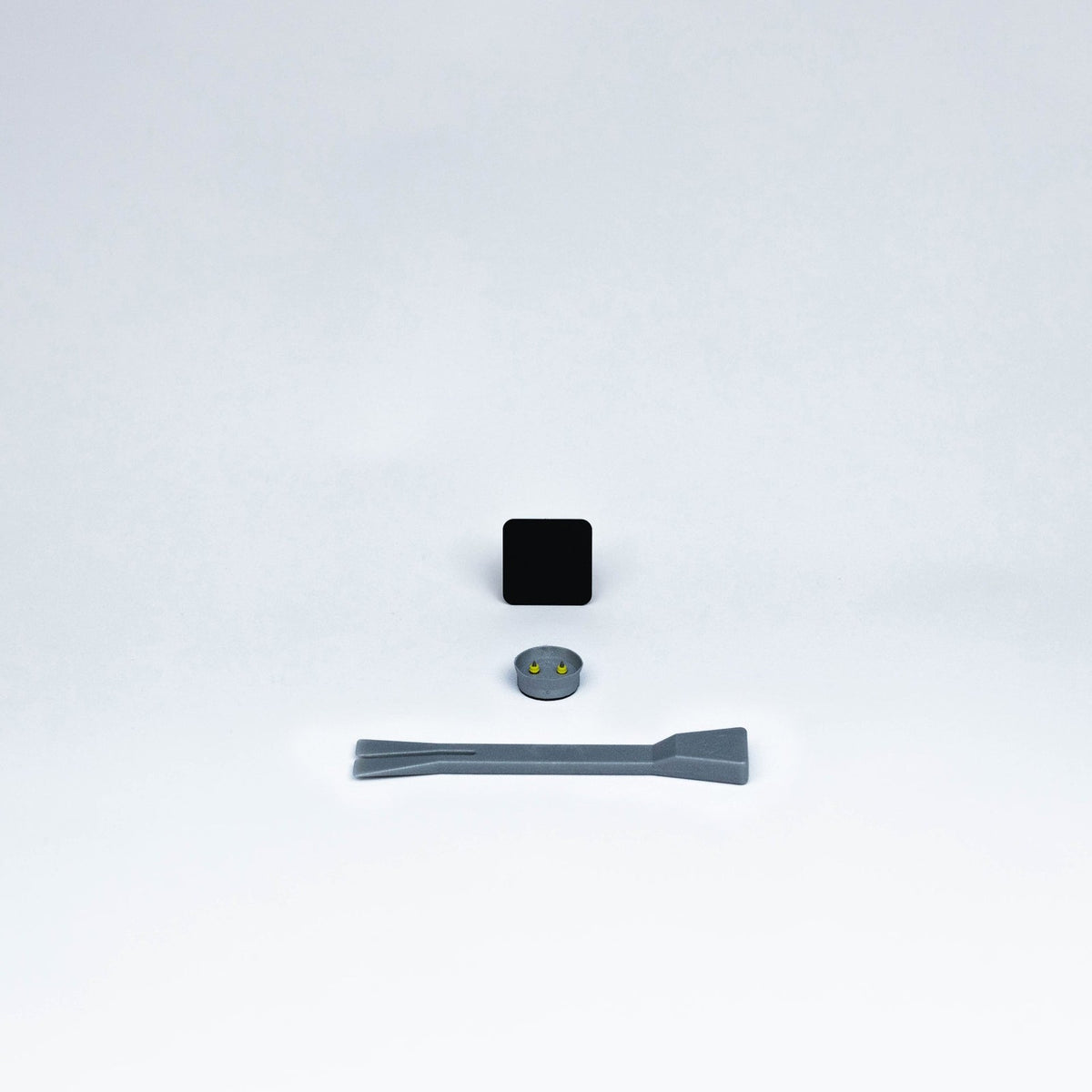 Trägerplatte S eckig in Schwarz matt mit einem Magnetclip und Lösegabel