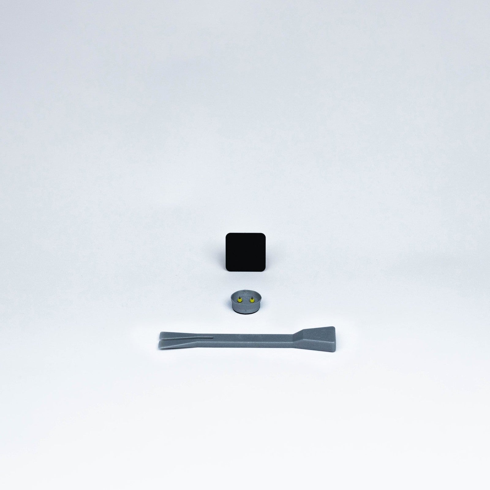 Trägerplatte S eckig in Schwarz matt mit einem Magnetclip und Lösegabel