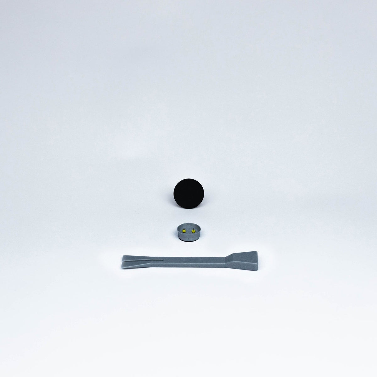 Trägerplatte S rund in Schwarz matt mit einem Magnetclip und Lösegabel