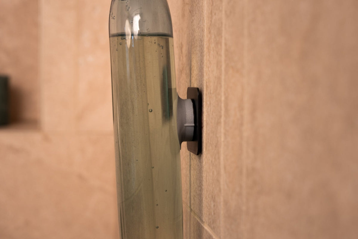 Detailansicht: Flasche hängt über den Magnetclip an der eckigen Trägerplatte S