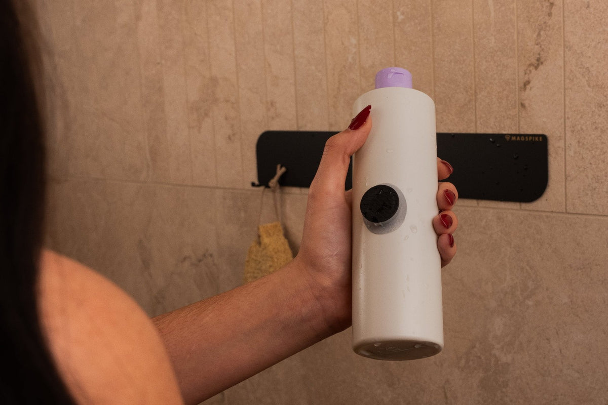 Flasche wird mit dem Magnetclip an die Trägerplatte an der Wand gehängt