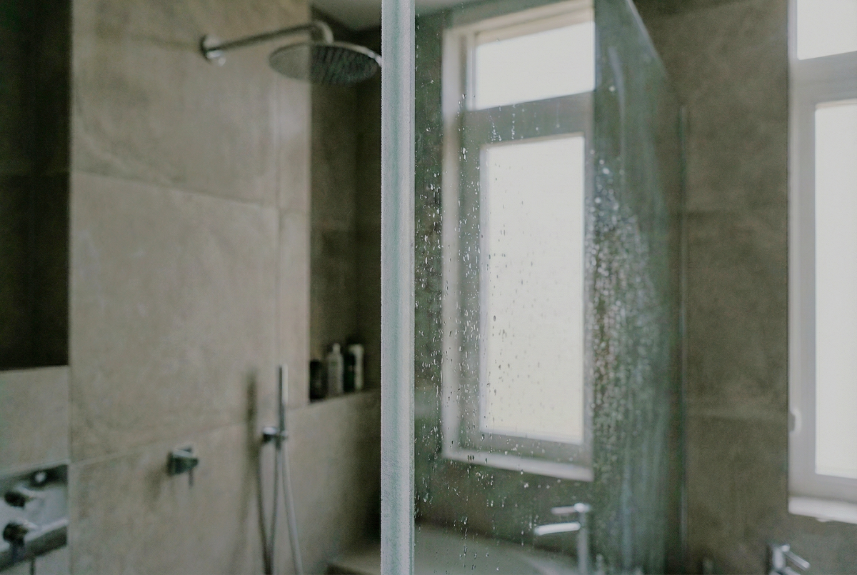 Mehrpreis: Mattierte Glaskante für gelaserte Duschtrennwände