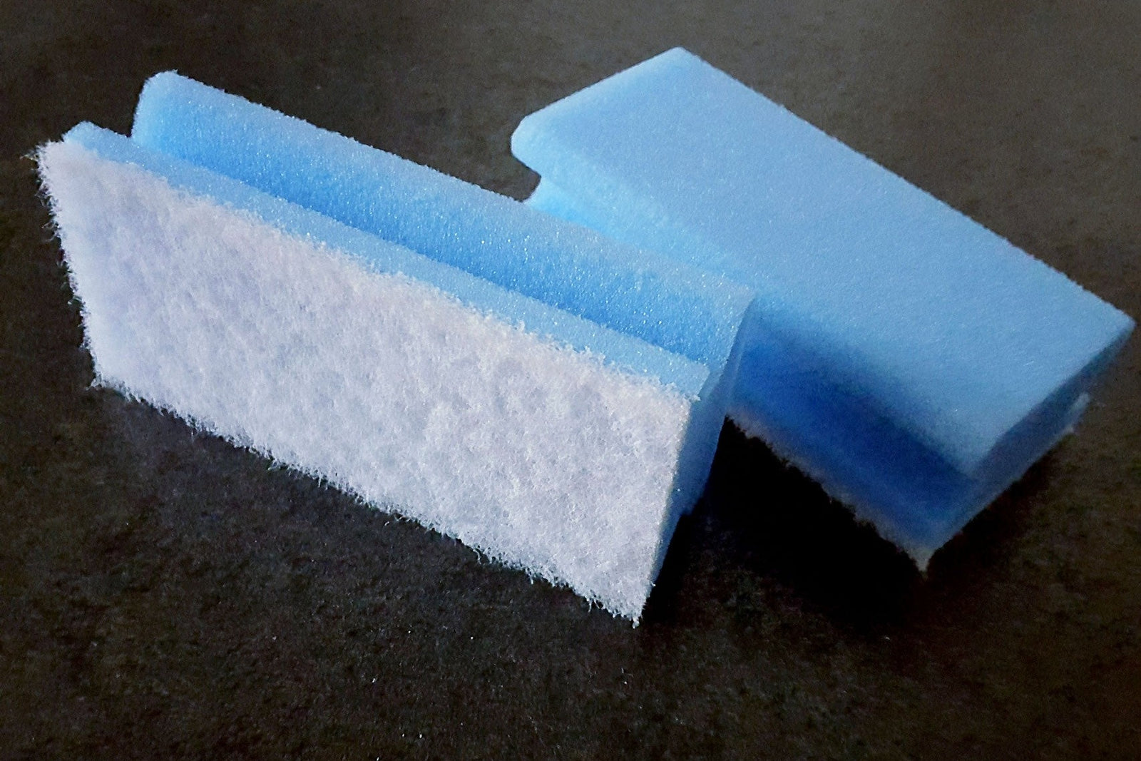 Pflegeschwamm blau/weiß mit Griffleiste, ca. 7 x 15 cm