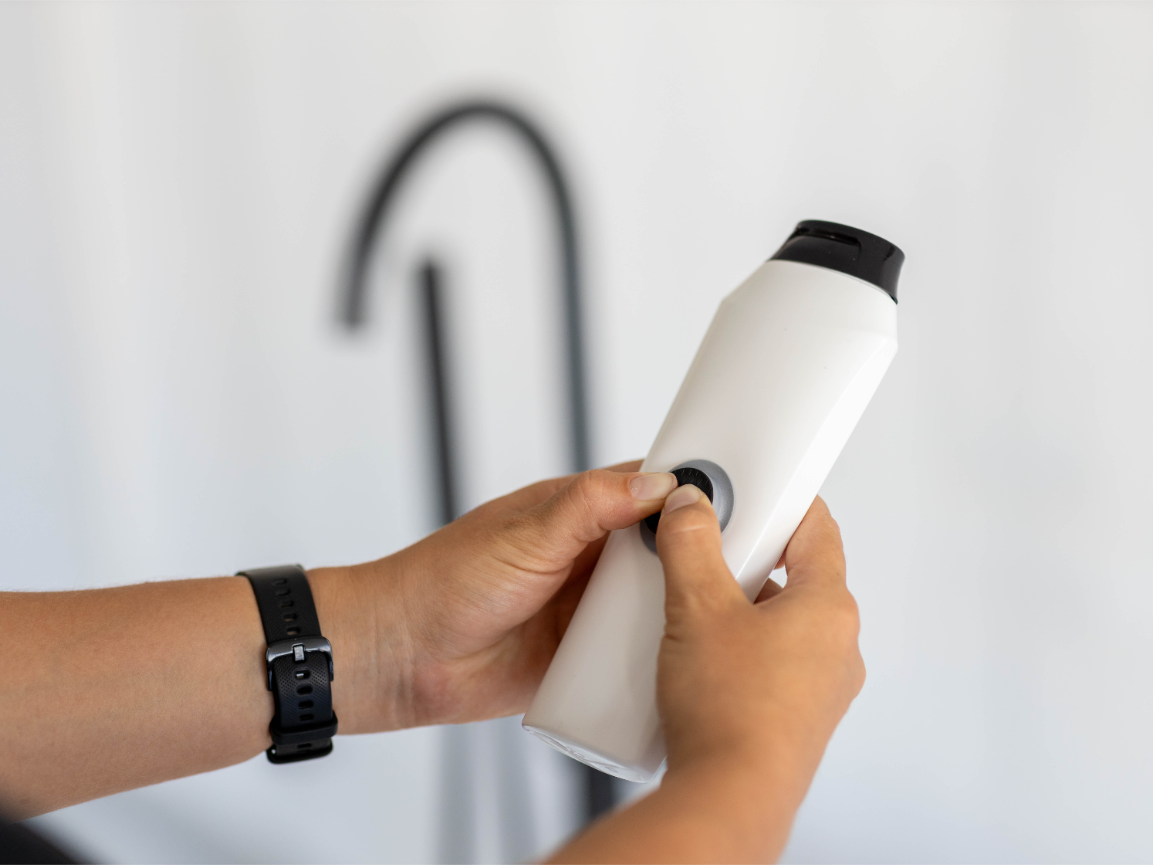 MagSpike | Die magnetische Aufhängung für Duschgel und Shampoo an Wandplatte