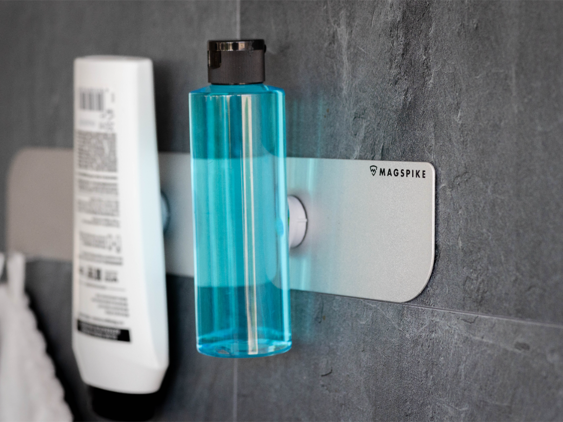 MagSpike | Die magnetische Aufhängung für Duschgel und Shampoo an Wandplatte